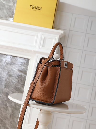 フェンディバッグ側面デザイン